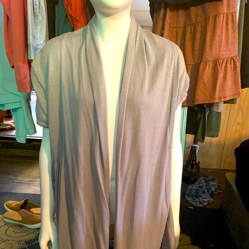 Gray Short-Sleeved Cardigan